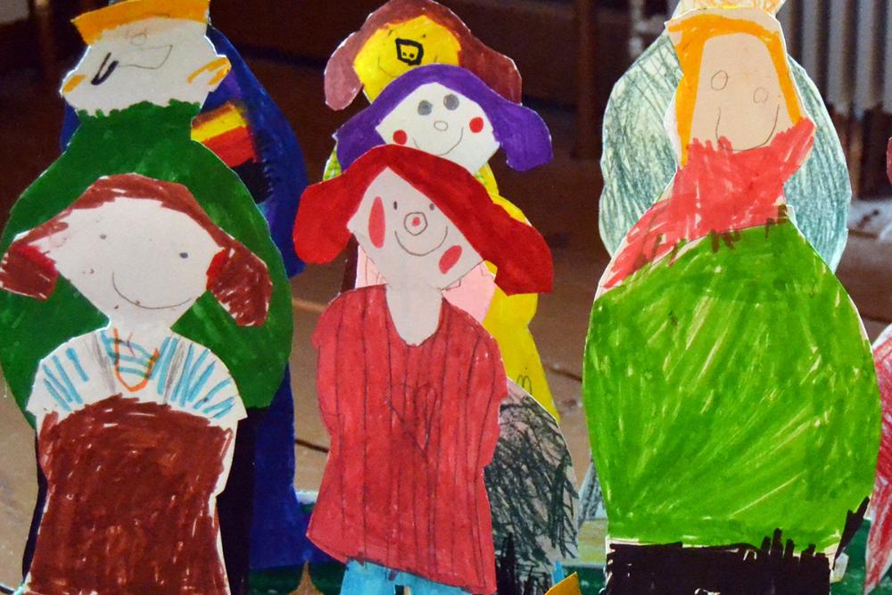Färgranna pappfigurer föreställande glada barn.